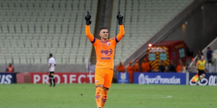 Goleiro do Fortaleza joga clássico com Ceará horas após perder o pai