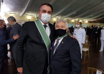Elmano recebe homenagem do Exército e anuncia entrega de ponte no PI