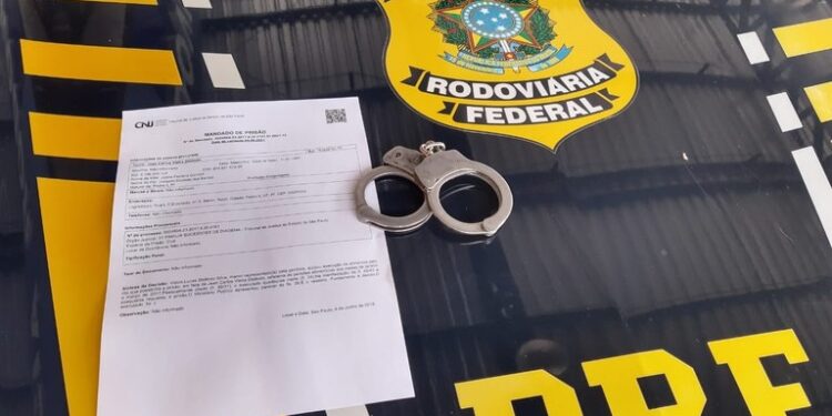 Em abordagem de rotina pela PRF, homem foragido há três anos é preso.