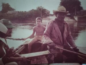 Imagem rara de Antônio Canoeiro em travessia ao rio Parnaíba