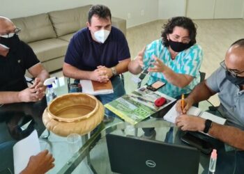 Fonte: Divulgação - Reunião entre secretários, prefeita Jôve Oliveira e representante da Equatorial, Valdir.