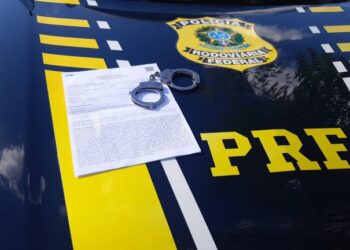 Viatura da PRF com mandado de prisão