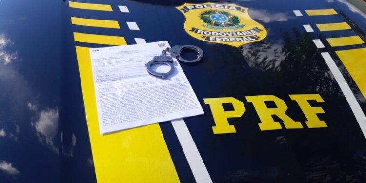 Viatura da PRF com mandado de prisão