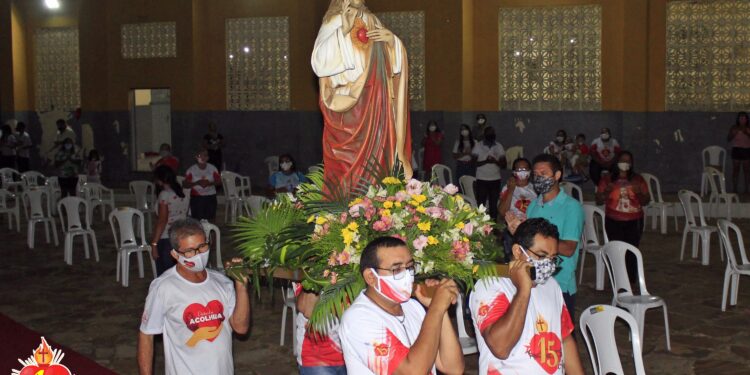 Hasteamento da bandeira marca o início do Festejo do Sagrado Coração de Jesus no bairro Prado