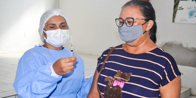 Sesam continua vacinação de profissionais de saúde da educação de Piripiri