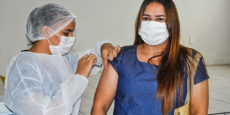 Saúde de Piripiri vacina pessoas de 59 anos sem comorbidades e grupos prioritários