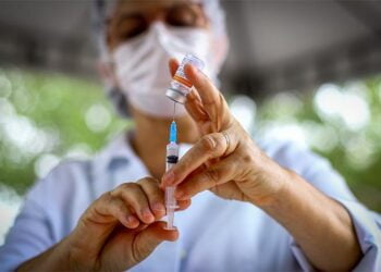 Vacina da Janssen, de uma única dose, deve ser distribuída na quinta-feira aos estados