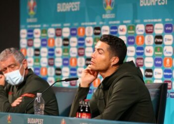 Cristiano Ronaldo dispensa refrigerante de patrocinadora e recomenda água