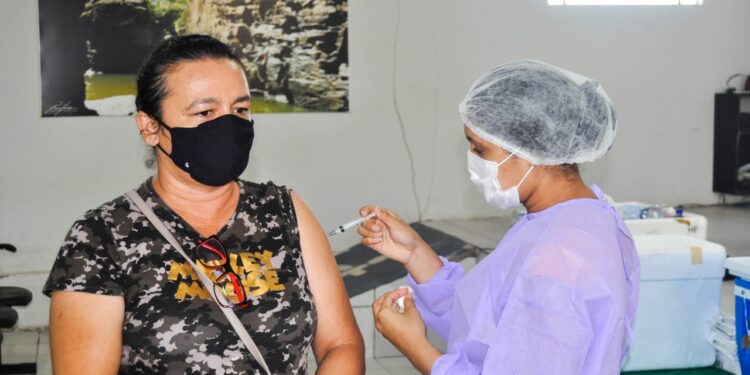 Secretaria de Saúde continua imunizando trabalhadores da Educação de Piripiri