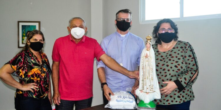 Padre Gilvan Manuel faz celebração religiosa no Palácio do Povo de Perypery