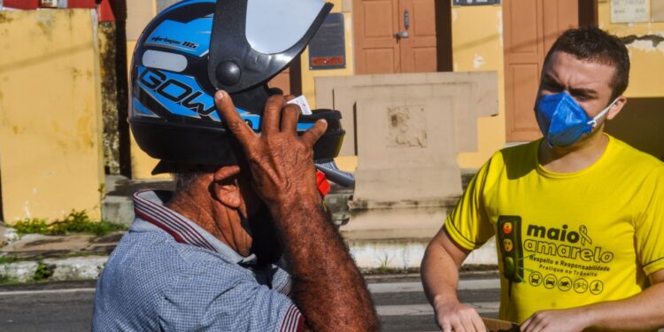 SUTRAN faz nova ação educativa em Piripiri e doa capacetes a motociclistas