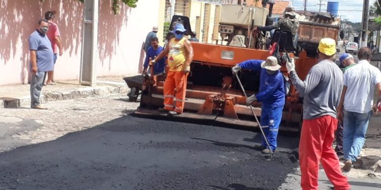 Prefeitura de Piripiri inicia asfaltamento no centro da cidade