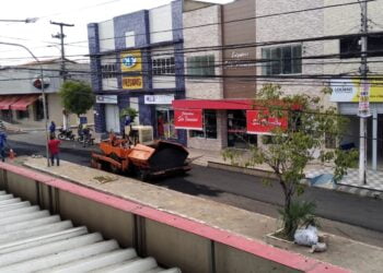 Obra e pavimentação asfáltica seguem acontecendo no centro comercial de Piripiri