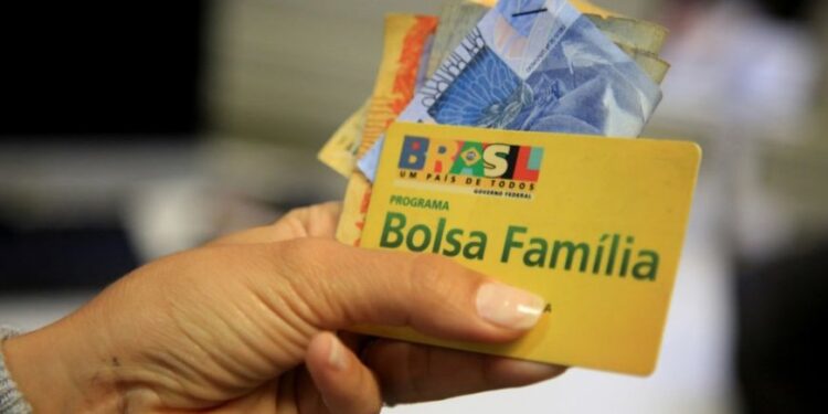 Auxílio emergencial: beneficiários do Bolsa Família recebem hoje