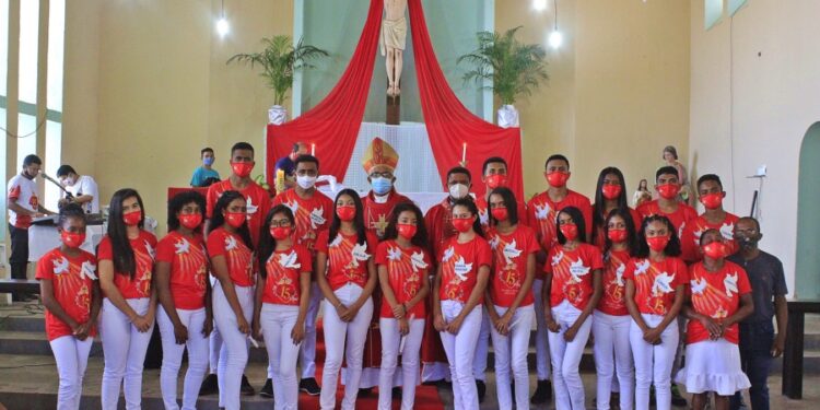 Paróquia Sagrado Coração de Jesus realiza o sacramento da crisma para  300 jovens e adultos