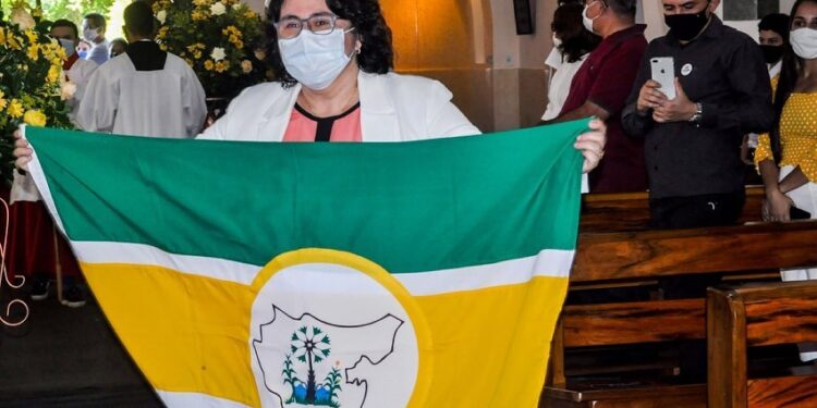 Prefeita Jôve Oliveira preside ato cívico pelos 111 anos de Piripiri