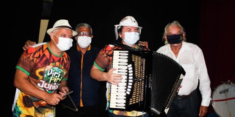 “Bela” Piripiri Junina versão drive-in