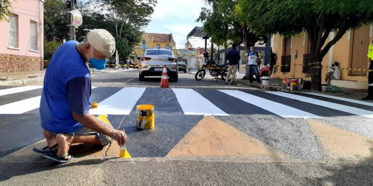 Superintendência de Trânsito de Piripiri realiza sinalização horizontal de vias