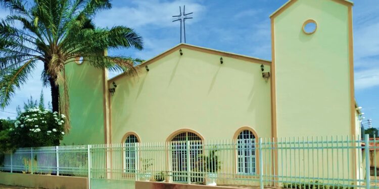 Festejo de Santa Teresinha no bairro Floresta teve início nesta terça(13)