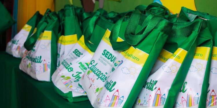 SEDUC Piripiri distribui 2.650 kits para a educação infantil