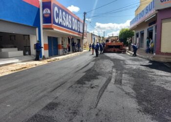 Rua Sesostre Rezende recebe pavimentação asfáltica através do programa Recupera Piripiri