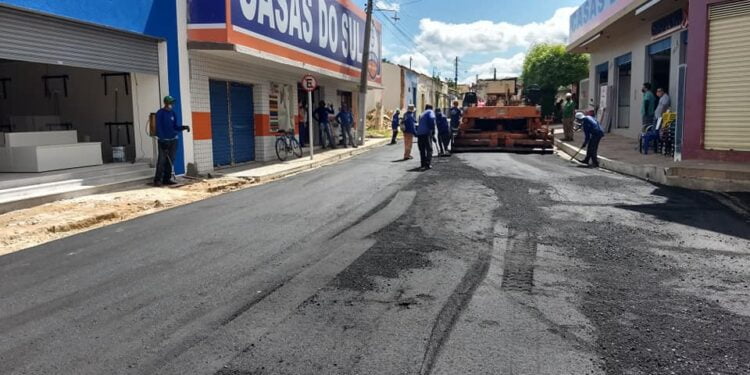 Rua Sesostre Rezende recebe pavimentação asfáltica através do programa Recupera Piripiri