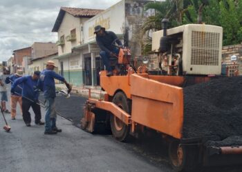 Rua 18 de setembro recebe asfaltamento através do Recupera Piripiri