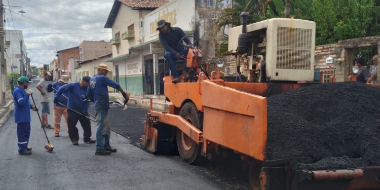 Rua 18 de setembro recebe asfaltamento através do Recupera Piripiri
