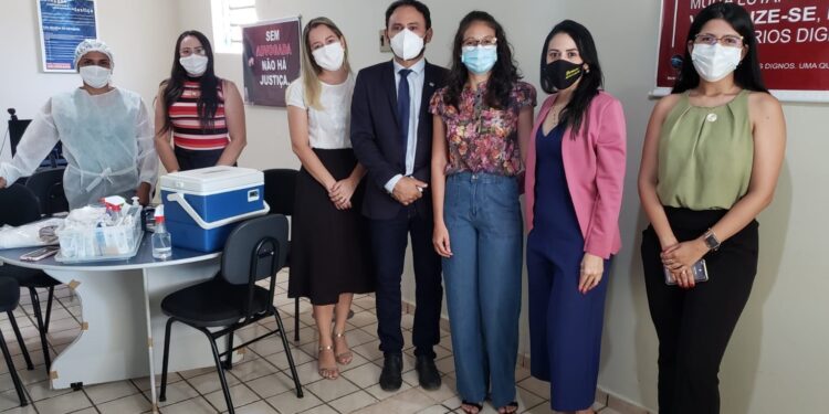 Advogados que compõem subseção da OAB de Piripiri são imunizados contra a covid-19