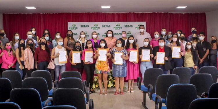 Em solenidade, prefeita empossa os membros do conselho municipal das mulheres