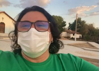 Prefeita Jôve Oliveira vistoria obra da Praça, calçamento e reforma da escola em Vertentes