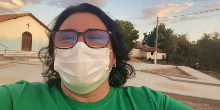 Prefeita Jôve Oliveira vistoria obra da Praça, calçamento e reforma da escola em Vertentes