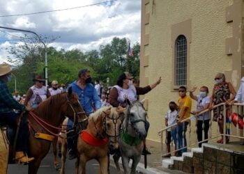 Tradicional cavalgada e santa missa reúnem milhares de vaqueiros em Piripiri