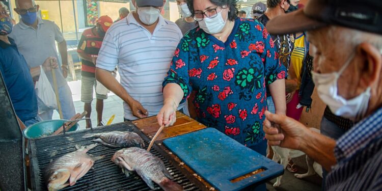 Prefeita Jôve Oliveira proporciona churrasco, para estimular a venda de peixe