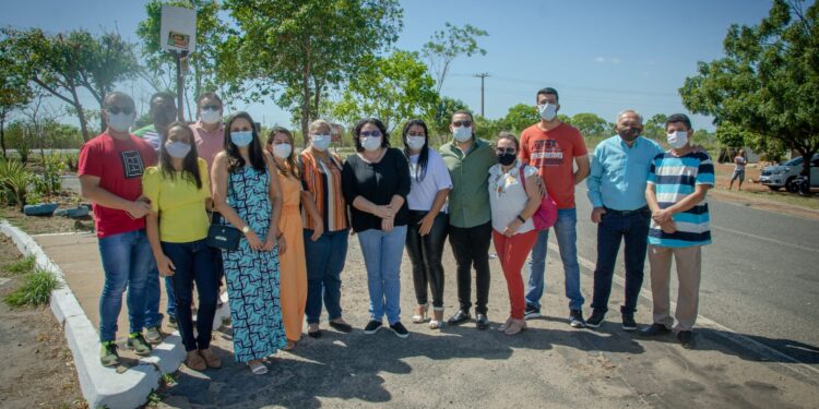 Prefeita Jôve Oliveira vistoria obra de revitalização da Avenida Aderson Ferreira