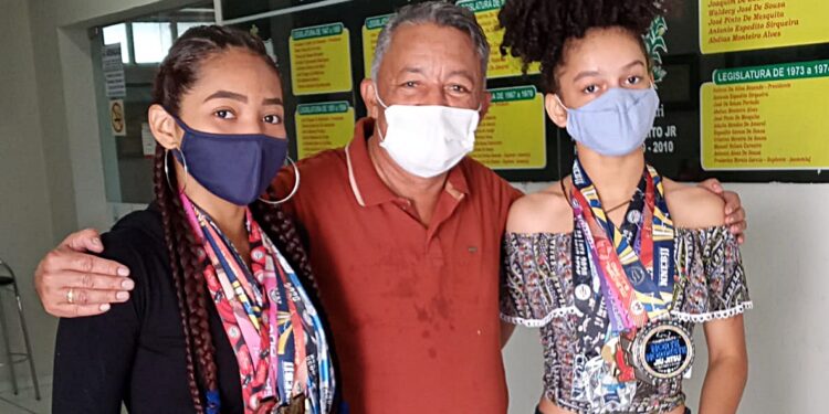 Registro com as piripirienses medalhistas do jiu jitsu