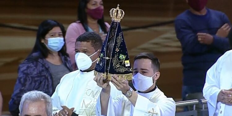 Padre Roberto concelebra Santa Missa no Santuário Nacional de Aparecida