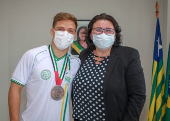 Medalhista no Campeonato Mundial de Jiu Jitsu é recebido pela prefeita Jôve Oliveira