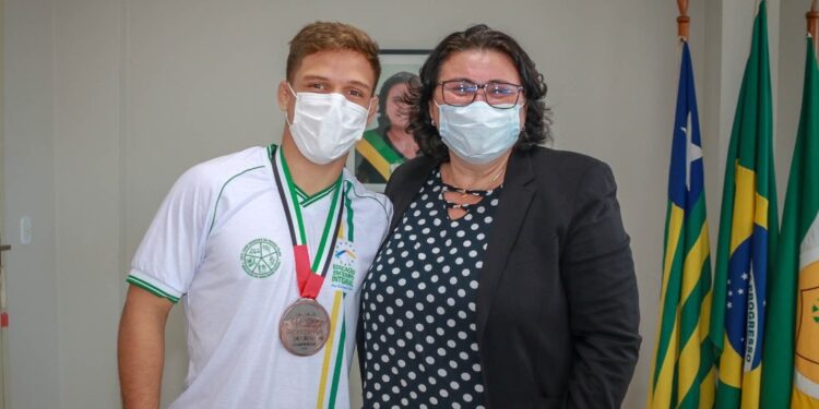 Medalhista no Campeonato Mundial de Jiu Jitsu é recebido pela prefeita Jôve Oliveira