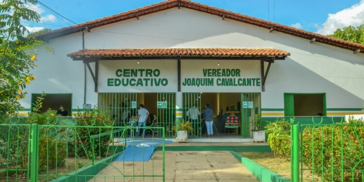 Secretaria de Educação entrega mais uma escola e creche reformadas em Piripiri