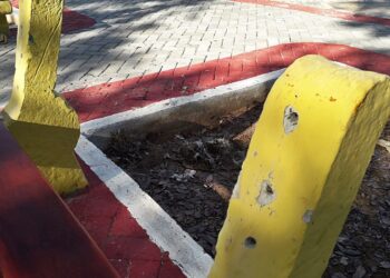 Vândalos destroem bancos da praça da comunidade Poço, zona rural de Piripiri