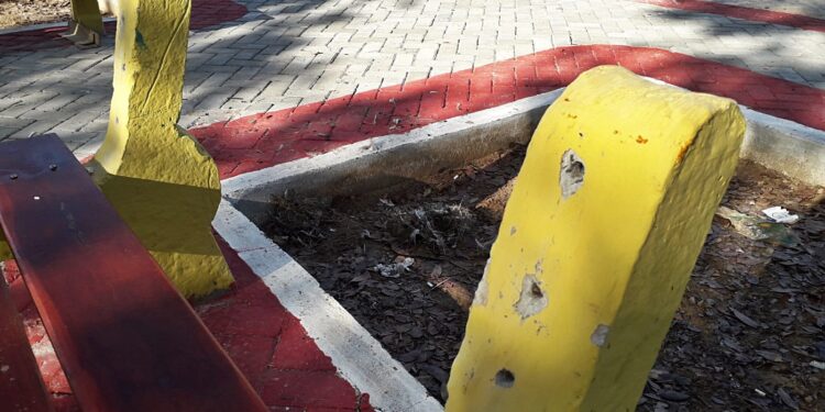 Vândalos destroem bancos da praça da comunidade Poço, zona rural de Piripiri