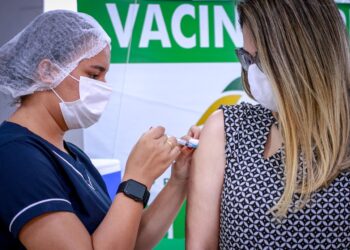 Profissionais de saúde em Piripiri recebem a 3ª dose da vacina contra a covid-19