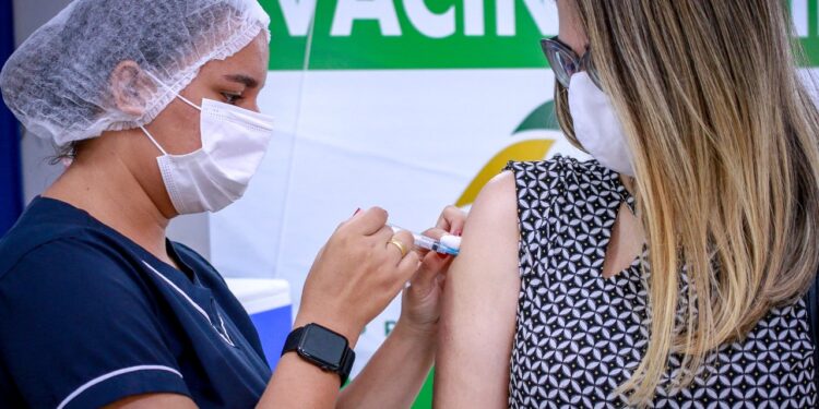 Profissionais de saúde em Piripiri recebem a 3ª dose da vacina contra a covid-19