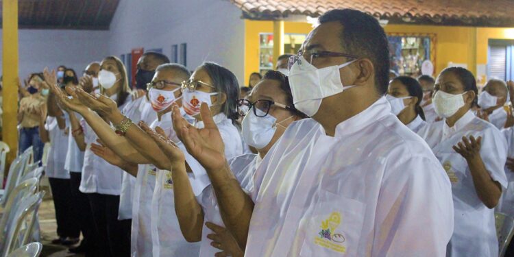 Bispo Dom Juarez realiza em Piripiri a investidura de 60 Ministros Extraordinários da Sagrada Comunhão