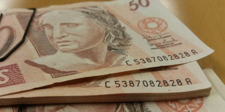 Salário mínimo passa a ser de R$ 1.212 a partir de amanhã