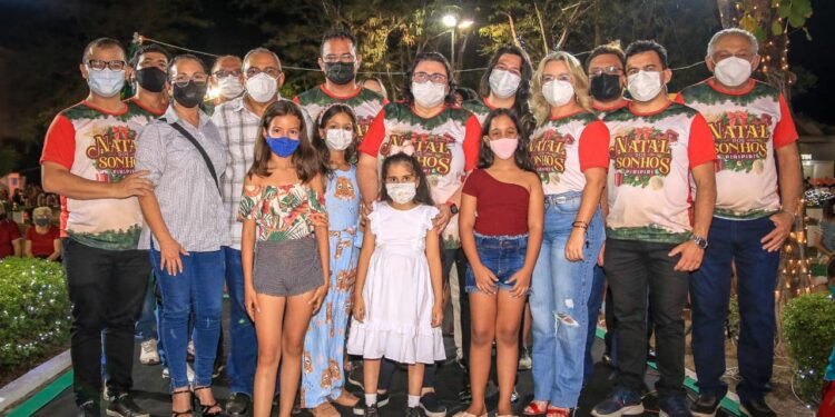 Natal dos sonhos atrai centenas de famílias para a praça da Bandeira