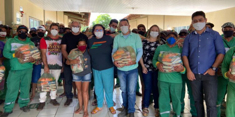 Profissionais da limpeza pública recebem cesta básica da Prefeita Jôve Oliveira