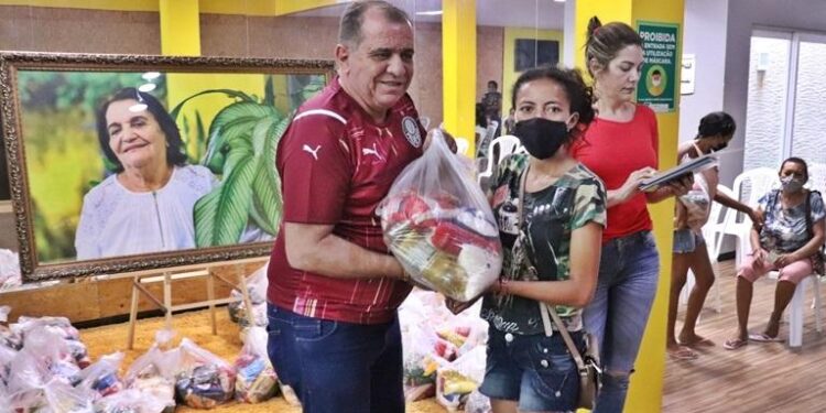 Fundação Tia Zélia entrega 300 cestas básicas para famílias e 150 presentes para crianças de Piripiri