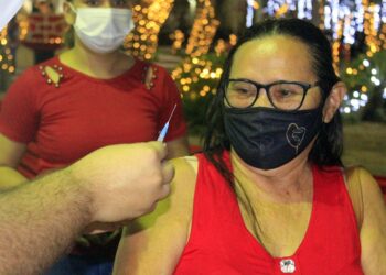 Sesam realiza vacinação contra a covid-19 na Praça da Bandeira